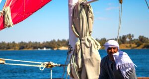 Nil-Kreuzfahrt zum Nachlesen und Erleben Bild zeigt einen Mann in seiner Feluke auf dem Nil in Luxor, der auf Touristen wartet