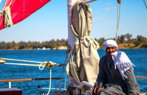 Nil-Kreuzfahrt zum Nachlesen und Erleben Bild zeigt einen Mann in seiner Feluke auf dem Nil in Luxor, der auf Touristen wartet