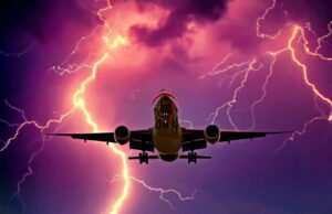 Außergewöhnliche Umstände bei Flugreisen Dunkelroter bis violetter Himmel mit Blitzen und ein Passagierflugzeug im Landeanflug