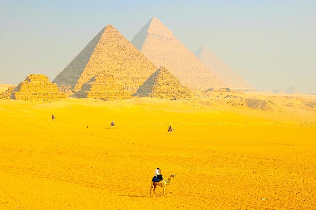 B iPod zeigt die berühmten Pyramiden von Gizeh in Ägypten. Zu sehen sind Kamelreiter in der Wüste