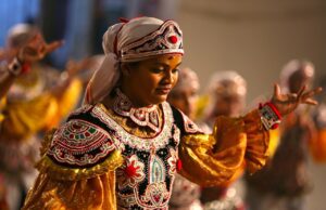 Sri Lanka feiert 2024 touristisches Comeback Sri Lanka: Junge Tänzerin im traditionellen Outfit bei einer torusitsichen Veranstaltung auf Sri Lanka