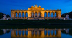 Der Städteurlaub liegt wieder stark im Trend Städteurlaub in Wien: Im Bild zu sehen die festliche beleuchtete Gloriette im Schloss Schönbrunn bei Nacht