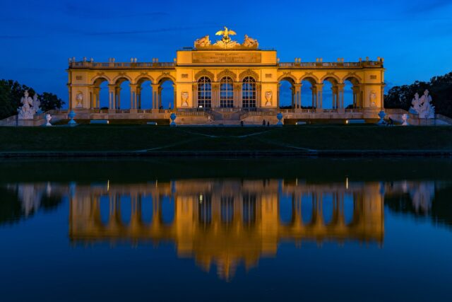 Städteurlaub in Wien: Im Bild zu sehen die festliche beleuchtete Gloriette im Schloss Schönbrunn bei Nacht