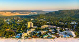 In Albena ist der Urlaub für Familien leistbar Albena: Blaues Meer, weißer Strand und viele Hotels – eingebettet in einer grünen Hinterlandschaft - ideal für einen Familienurlaub