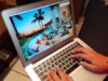 Neue Betrugsmaschen bei Reisebuchungen Betrugsmaschen auf Buchungsplattformen: Laptop mit einem Hotelbild in der Karibik auf dem Bildschirm, zwei Hände tippen auf der schwarzen Tastatur