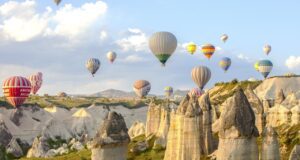 Kappadokien im Heißluftballon entdecken Über Landschaft in Kappadokien fahren Heißluftballone über die Feenkamine