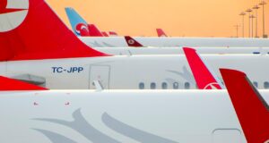 Turkish Airlines fliegt jetzt ans Ende der Welt Turkish Airlines: Geparkte Flotte von Turkish Airlines mit roten Heckflossen
