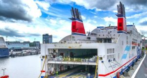 Autofähren sind günstiger als Zug oder Flug Autofähren sind günstiger als Zug oder Flug: Zu Sehen ist ein großes Fährschiff mit offener Heckklappe für die Beladung von für Autos und andere Kraftfahrzeuge