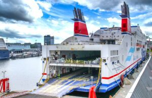 Autofähren sind günstiger als Zug oder Flug Autofähren sind günstiger als Zug oder Flug: Zu Sehen ist ein großes Fährschiff mit offener Heckklappe für die Beladung von für Autos und andere Kraftfahrzeuge