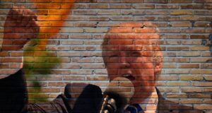 Ist Donald Trump Gefahr für US-Tourismus? Gefährdet die Wiederwahl von Donald Trump den US-Tourismus? Ein bunter Mural mit Bild von Donald Trump vor einem Mikrophon. Er heben die Faust in die Höhe