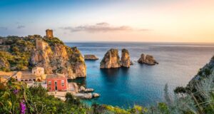 Europa ist Lieblingsziel für Sommerurlauber Die Reisebranche in Europa erlebt einen neuen Aufschwung: Mittelmeerküste mit einigen Felseninseln im Meer