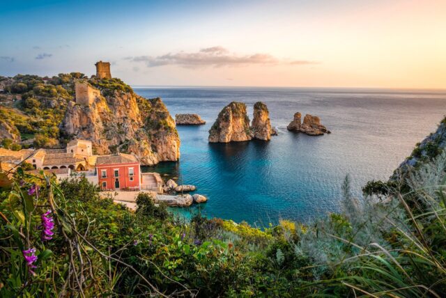 Die Reisebranche erlebt in Europa einen Aufschwung Die Reisebranche in Europa erlebt einen neuen Aufschwung: Mittelmeerküste mit einigen Felseninseln im Meer