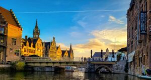 Genever, Bier und wilde Geschichten in Gent Genever, Bier und wilde Geschichten in Gent: Gent bei Sonnenuntergang. links und rechts des Flusses Leie stehen Fachwerkbauten