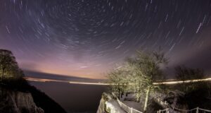 Tourismus-Magnet Caspar David Friedrich Königsstuhl bei Nacht im Nationalpark Jasmund auf der Insel Rügen