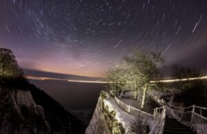 Tourismus-Magnet Caspar David Friedrich Königsstuhl bei Nacht im Nationalpark Jasmund auf der Insel Rügen