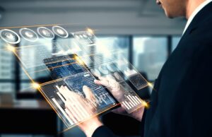 Wie KI im Tourismus zum Erfolg führen kann KI im Tourismus: Zwei Hände arbeiten an einem transparenten Tablet mit KI-Symbolen