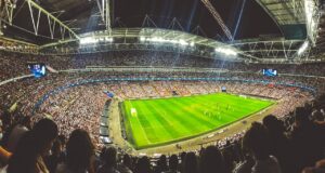Fußball-EM belebt Deutschlands Tourismus Fußball-EM, großes Fußballstadion mit beleuchtetem grünen Spielfeld bei Nacht