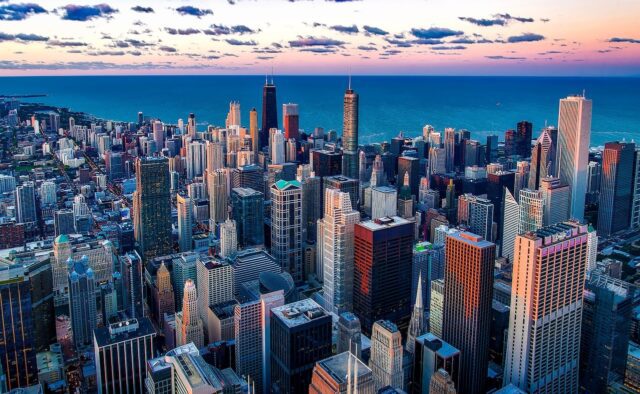 Chicago aus der Luft: Zahllose Wolkenkratzer und im Hintergrund der blaue Michigan See