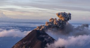 Chile: Vulkane, Geysire und Nervenkitzel Vulkane in Chile: Dichte dunkle Rauchwolken aus einem der 95 noch aktiven Vulkane (Bild von Dominick Vietor auf Pixabay