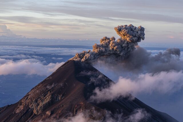 Vulkane in Chile: Dichte dunkle Rauchwolken aus einem der 95 noch aktiven Vulkane (Bild von Dominick Vietor auf Pixabay