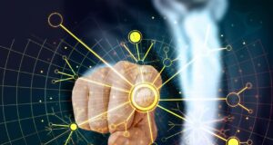 Wie Air France künstliche Intelligenz einsetzt Ein Mann zeigt mit dem Fingr auf einen gelben Punkt auf einer transparenten Glasscheibe