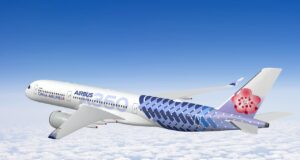 China Airlines als Luftbrücke nach Fernost Airbus A350 der China Airlines fliegt über ein weißes Wolkenmeer in Richtung eines blauen Himmels