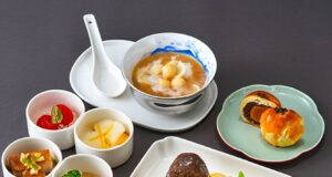 Bestes Essen, bestes Trinken, bestes WLAN Bestes Essen an Bord von China Airlines: Viele Schüsseln mit diversen Gerichten für die Passagiere