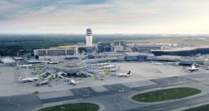 Streit um Flugabgabe und Airports in Österreich Luftaufnahme zeigt den Flughafen Wien. Der Flughafen ist für die Luftfahrt im europäischen Vergleich zu teuern: Zuhohe Flugabgabe und andere Standortkosten vertreiben Airlines (Bild: Flughafen Wien AG)