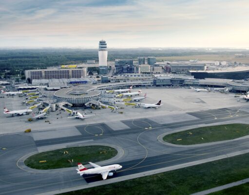 Streit um Flugabgabe und Airports in Österreich Luftaufnahme zeigt den Flughafen Wien. Der Flughafen ist für die Luftfahrt im europäischen Vergleich zu teuern: Zuhohe Flugabgabe und andere Standortkosten vertreiben Airlines (Bild: Flughafen Wien AG)