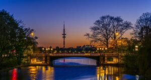 Städtetrip in Deutschland schon geplant? Städtetrip nach Hamburg. Abendstimmung in Hamburg an der Alster. Im Hintergrund eine Brücke und der Fernsehturm