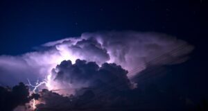 Wie Piloten Turbulenzen sicher ausweichen Dunkle dicke Gewitterwolken durchdrungen von Blitzen