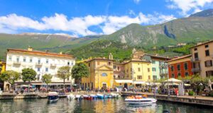 Am Gardasee urlauben ist wahrer Genuss Gardasee, Hafen in Malcesine, Boote und Lokalenentlang des Kais