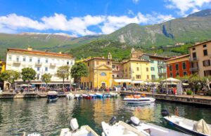 Am Gardasee urlauben ist wahrer Genuss Gardasee, Hafen in Malcesine, Boote und Lokalenentlang des Kais