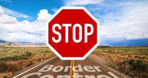 Einreise in den Schengenraum kostet 7 Euro Zweispurige Straße mit rotemStop-Schild und am Asphalt aufgemalter Schriftzug Border Control