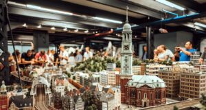 Die beliebtesten Reiseziele in Deutschland Touristen In Hamburg besichtigen das Miniaturwunderland mit einer riesigen elektrischen Miniatureisenbahn