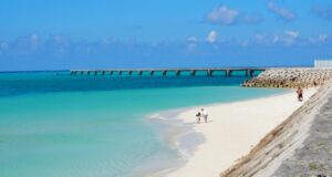 In Okinawa ticken die Uhren viel langsamer Traumstrände auf der Insel Okinawa: Weiße Sandsträn und türkisblaues Meer
