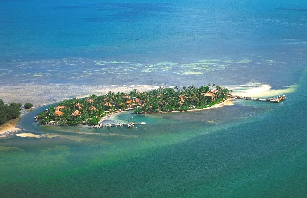 Insel mit Hotelanlage im Golf von Mexiko vor den Florida Keys