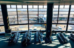 Luftverkehrsteuer in Schweden abgeschafft Leerer Wartesaal in einem Flughafen mit Blick aufs Vorfeld, wo ein Flugzeug fürs Boarding bereit ist