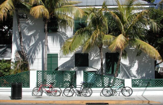 historic-1530894_1920_1280x827 Ein Haus im Kolonialstil auf den Florida Keys mit Palmen und Fahrrädern an der Fassade