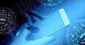 Darum sind gratis Ladestationen gefährlich Ein Hand hält ein Mobiltelefon mit Cyber-Symbolen