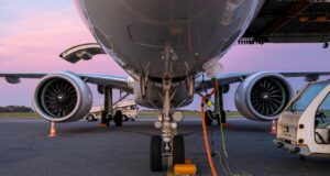 Mehr SAF statt Kerosin für Air France-KLM Stimmungsvolle Auf nehme beim Betanken eines Passagierflugzeugs