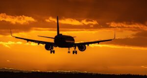Winterflugplan mit sechs neuen Flugzielen Flugzeug in untergehender Sonne auf dem Weg zum Flughafen