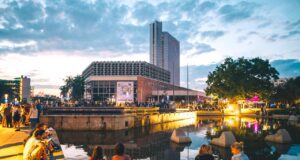 Chemnitz ist 2025 neue EU-Kulturhauptstadt Personen vor dem Brunnen an der Stadthalle in Chemnitz Quelle = CTM | Chemnitzer Tourismus und Marketing GmbH Urheber = Ernesto Uhlmann