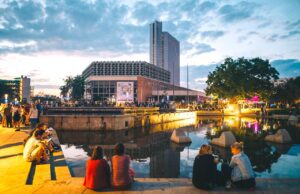 Chemnitz ist 2025 neue EU-Kulturhauptstadt Personen vor dem Brunnen an der Stadthalle in Chemnitz Quelle = CTM | Chemnitzer Tourismus und Marketing GmbH Urheber = Ernesto Uhlmann