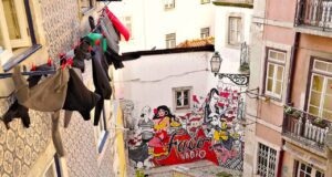 Mit dem Fado die Seele Lissabons entdecken Straße in Lissabon mit Blick auf eine Kunstinstallation anläßlich des Fado-Festes