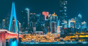 Nach Seoul mit kurzem Stopover in Taipeh Nachaufnahme von Seoul, die Hauptstadt Südkoreas: Beleuchtete Wolkenkratzer und eine Brücke über einen Fluss