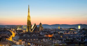 Bestes Reiseziel in Europa ist wieder Wien Abendstimmung mit Blick auf Wien und den Stephansdom sowie einem Häusermeer im Vordergrund
