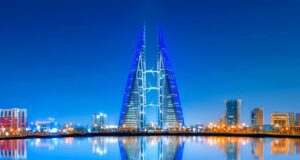 In Bahrain die Perlenkultur entdecken Die Skyline von Bahrain Stadt mit Relfektierung im Wasser