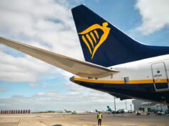 Preissteigerungen bei Billigfliegern ab 2027 Preissteigerungen bei Billigfliegern ab 2027: Heckflosse eines Passagierflugzeugs mit dem Ryanair-Logo