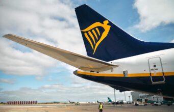 Preissteigerungen bei Billigfliegern ab 2027 Preissteigerungen bei Billigfliegern ab 2027: Heckflosse eines Passagierflugzeugs mit dem Ryanair-Logo